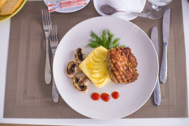 Domuz fileto etli patates püresi, mantar ve beyaz tabak salata Izgara