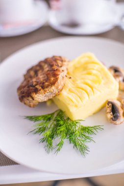 Domuz fileto etli patates püresi, mantar ve beyaz tabak salata Izgara