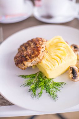 Domuz fileto etli patates püresi, mantar ve beyaz tabak salata Izgara