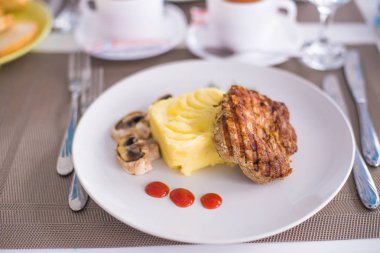 Domuz fileto etli patates püresi, mantar ve beyaz tabak salata Izgara