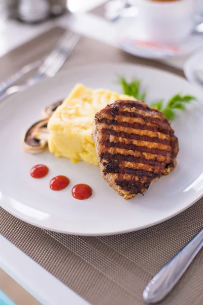 Domuz fileto etli patates püresi, mantar ve beyaz tabak salata Izgara