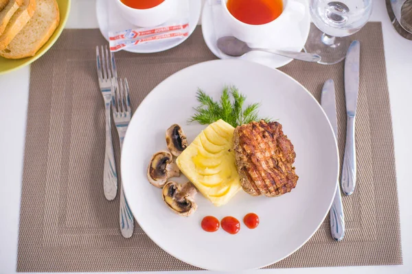 Domuz fileto etli patates püresi, mantar ve beyaz tabak salata Izgara