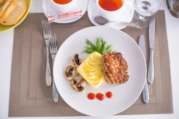 Domuz fileto etli patates püresi, mantar ve beyaz tabak salata Izgara