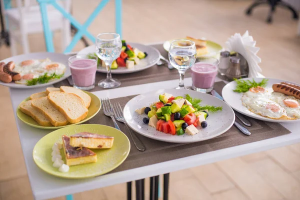 Petit Déjeuner Complet Composé Œufs Brouillés Avec Saucisses Salade Grecque — Photo