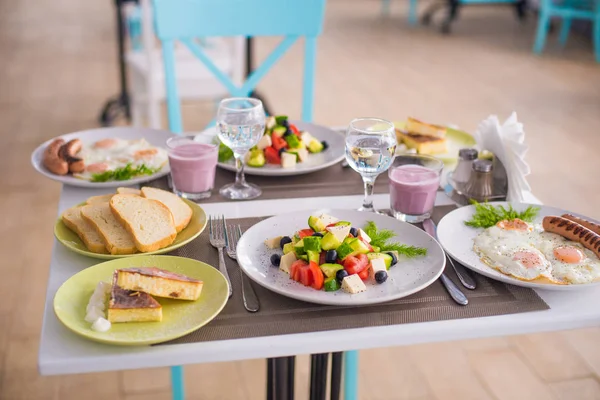 Een Uitgebreid Ontbijtbuffet Van Roerei Met Worst Griekse Salade Cheesecake — Stockfoto