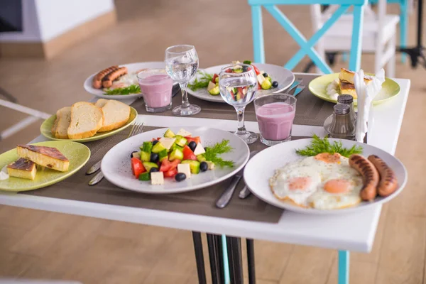 Petit Déjeuner Complet Composé Œufs Brouillés Avec Saucisses Salade Grecque — Photo