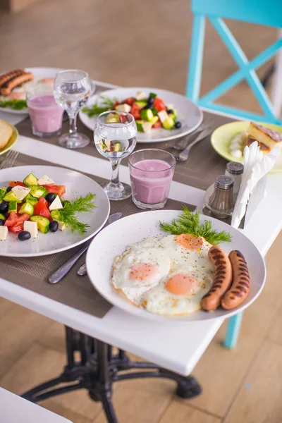 Petit Déjeuner Complet Composé Œufs Brouillés Avec Saucisses Salade Grecque — Photo