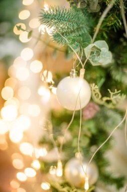 Noel Ağacı 'nın altında hediyeler ve hediye kutuları. Kurdeleli bej kutular. Yeni yıl dekore edilmiş ev içi. Kış Tatili konsepti