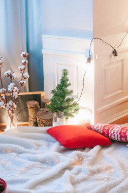 Noel için dekore edilmiş ferah ve aydınlık oturma odası