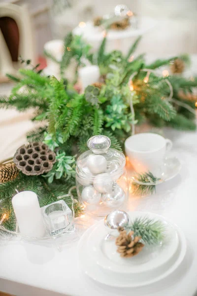 Geschenke Und Geschenkschachteln Unter Dem Weihnachtsbaum Beige Schachteln Mit Schleife — Stockfoto