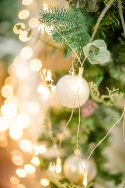 Geschenke Und Geschenkschachteln Unter Dem Weihnachtsbaum Beige Schachteln Mit Schleife — Stockfoto