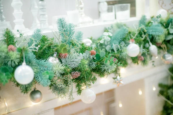 Geschenke Und Geschenkschachteln Unter Dem Weihnachtsbaum Beige Schachteln Mit Schleife — Stockfoto