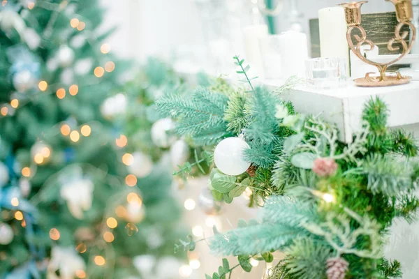 Geschenke Und Geschenkschachteln Unter Dem Weihnachtsbaum Beige Schachteln Mit Schleife — Stockfoto