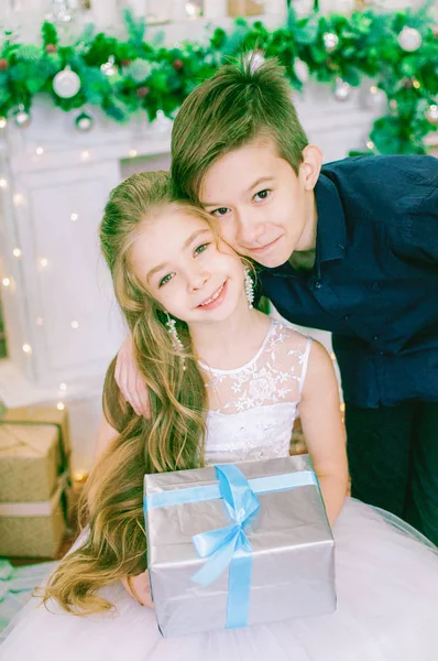 Frère Aîné Sœur Aux Cheveux Longs Dans Une Belle Robe — Photo