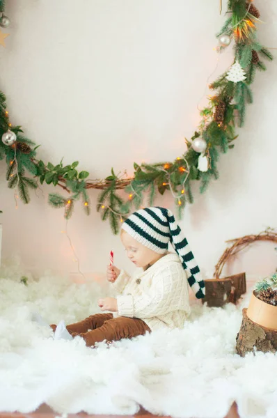 Liten Söt Baby Med Blont Lockigt Hår Stickad Kofta Och — Stockfoto