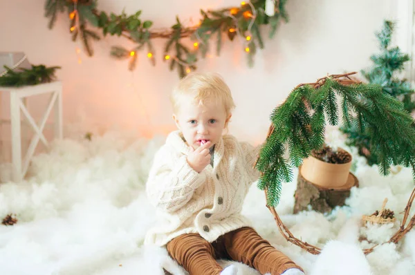 Pequeño Bebé Lindo Con Pelo Rubio Rizado Cárdigan Punto Las — Foto de Stock