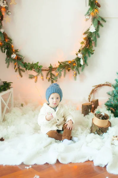 Pequeño Bebé Lindo Con Pelo Rubio Rizado Cárdigan Punto Sombrero — Foto de Stock