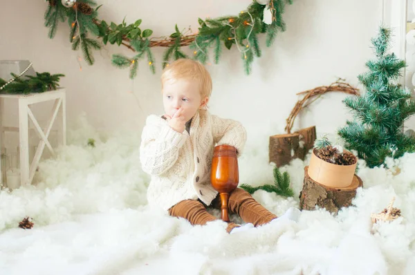 Pequeño Bebé Lindo Con Pelo Rubio Rizado Cárdigan Punto Las — Foto de Stock