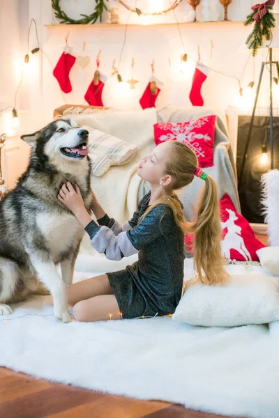 Linda Chica Con Cabello Rubio Divirtiéndose Casa Con Perro Malamute — Foto de Stock