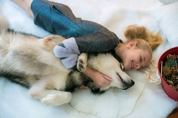 Linda Chica Con Cabello Rubio Divirtiéndose Casa Con Perro Malamute — Foto de Stock