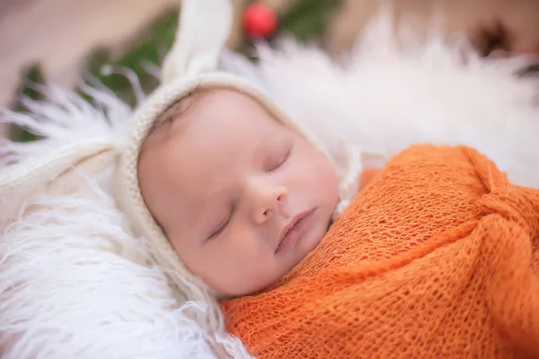 Baby Een Konijntje Hoed Met Oren Mand Voor Kerstmis — Stockfoto