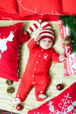 Bebek ilk Noel. Güzel küçük bebek Noel kutluyor. Yılbaşı tatil. Bebek hediye ile santa şapka ile. Noel baba bebek. -Bilder