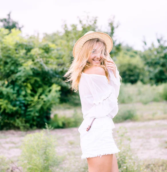 Menina Bonita Com Cabelo Loiro Chapéu Divertindo Jardim Verão — Fotografia de Stock