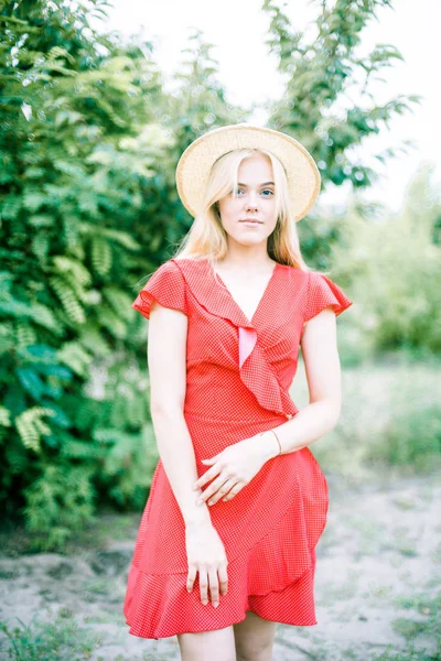 Bella Ragazza Con Capelli Biondi Divertirsi Nel Giardino Estivo — Foto Stock