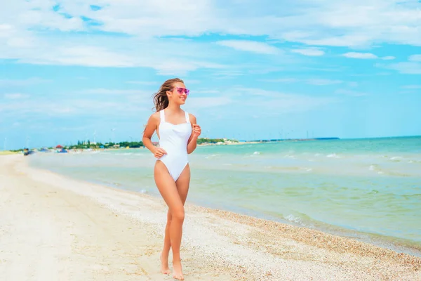 Vacker Ung Flicka Med Långt Hår Vit Baddräkt Koppla Stranden — Stockfoto