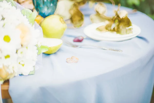 결혼식 피로연 행사를위한 그릇과 꽃이있는 아름다운 테이블 케이터링 이벤트 디너를 — 스톡 사진