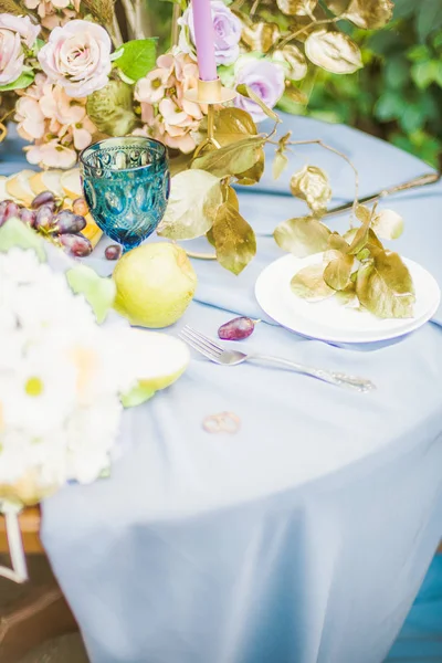 Hermosa Mesa Con Vajilla Flores Para Una Fiesta Recepción Bodas — Foto de Stock