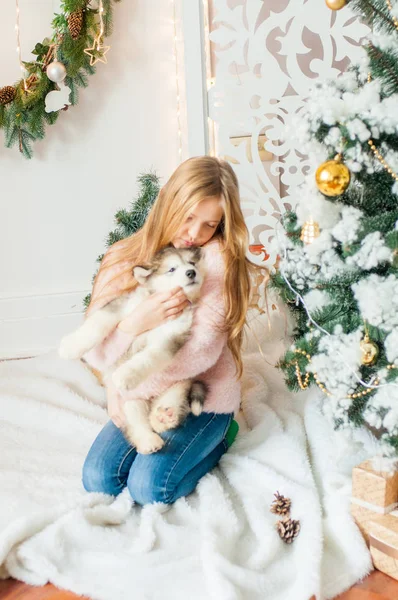 Niedliches Mädchen Mit Blonden Langen Haaren Spielt Mit Einem Kleinen — Stockfoto