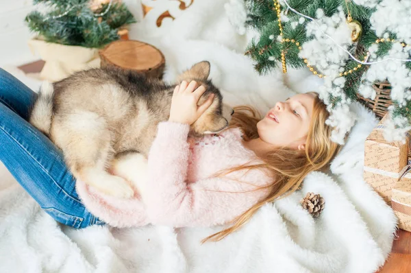 Söt Tjej Med Blont Långt Hår Spelar Med Liten Malamute — Stockfoto