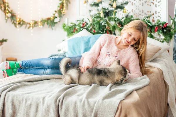 Roztomilá Dívka Blonďatými Dlouhými Vlasy Hraje Malým Štěňátko Malamute Doma — Stock fotografie