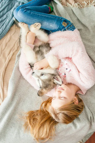 Niedliches Mädchen Mit Blonden Langen Haaren Spielt Mit Kleinen Malamute — Stockfoto