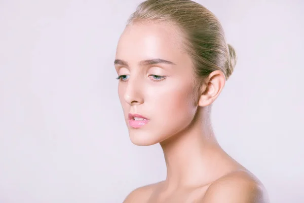 Vackert Ansikte Ung Kvinna Med Ren Fräsch Hud — Stockfoto