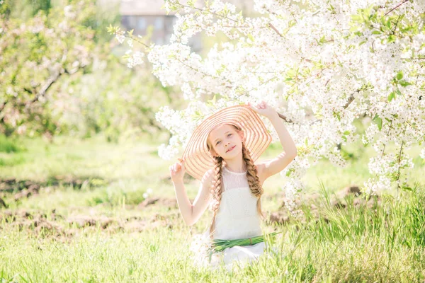 Roztomilý Pohádkový Batole Dítě Dívka Procházky Kvetoucí Jarní Zahrada Slaví — Stock fotografie