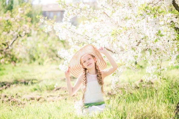 咲いている中を歩いてかわいい夢のような幼児子供女の子春庭 屋外はイースター — ストック写真