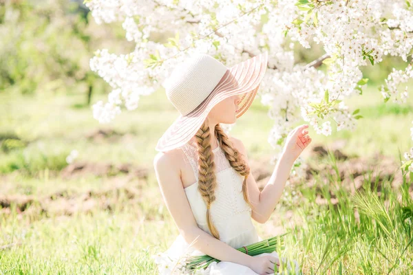 Linda Niña Soñadora Niño Caminando Floreciente Jardín Primavera Celebrando Pascua — Foto de Stock