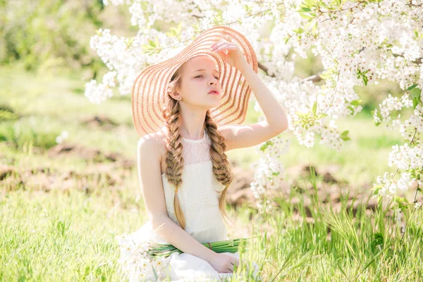 Cute Dreamy Toddler Child Girl Walking Blooming Spring Garden Celebrating — Stock Photo, Image