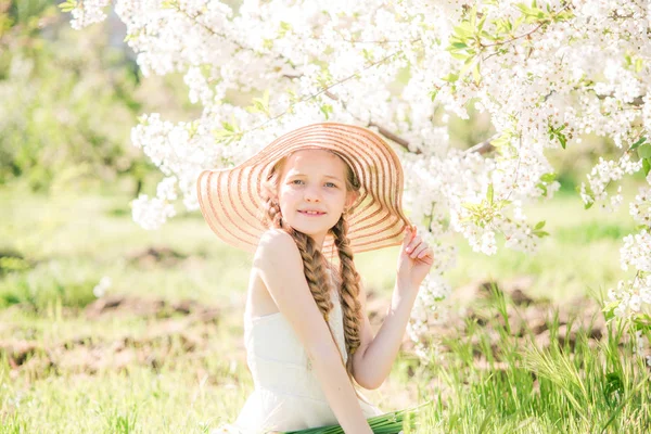 Мила Мрійлива Дівчинка Малюк Ходить Квітучому Весняному Саду Святкуючи Великдень — стокове фото