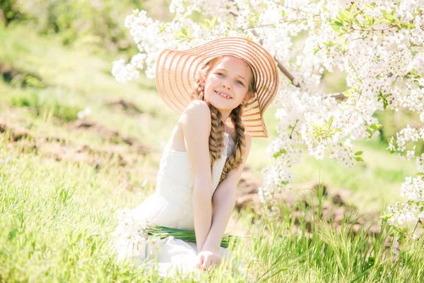 Söt Drömmande Småbarn Barn Flicka Vandrar Blommande Våren Trädgård Firar — Stockfoto