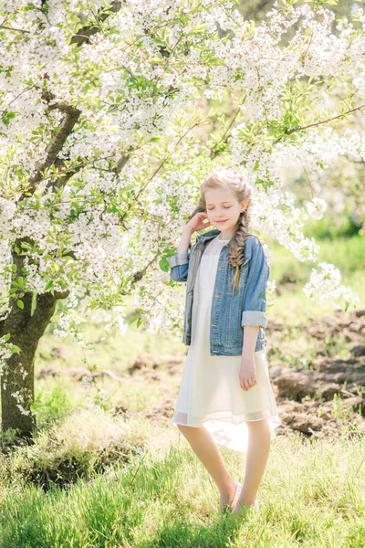 Menina Bonito Com Cabelo Loiro Sundress Branco Primavera Jardim Exuberante — Fotografia de Stock