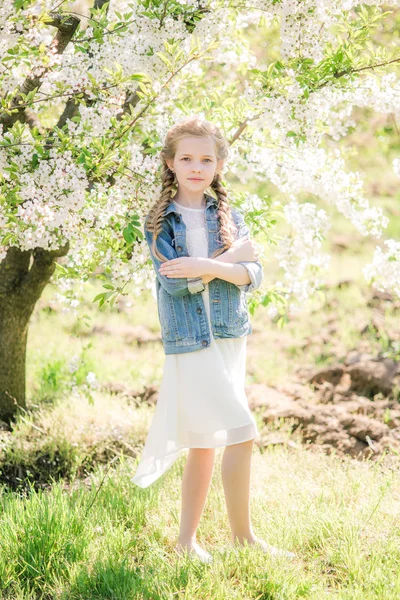 Menina Bonito Com Cabelo Loiro Sundress Branco Primavera Jardim Exuberante — Fotografia de Stock