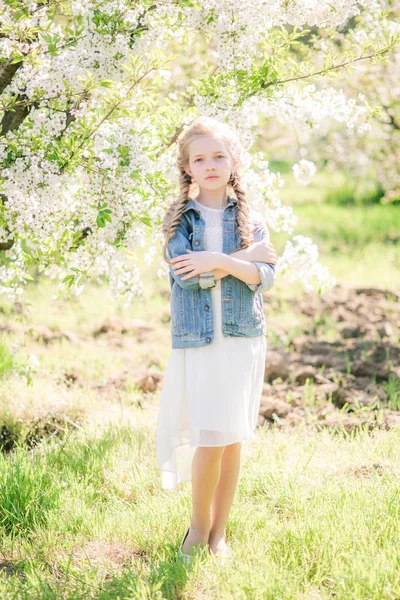 Menina Bonito Com Cabelo Loiro Sundress Branco Primavera Jardim Exuberante — Fotografia de Stock