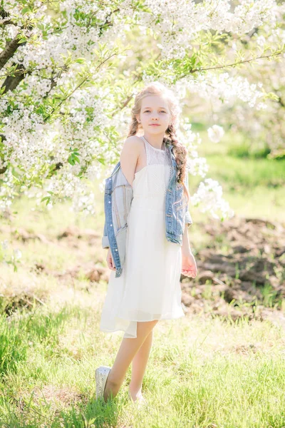 Menina Bonito Com Cabelo Loiro Sundress Branco Primavera Jardim Exuberante — Fotografia de Stock