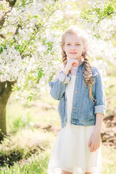 Menina Bonito Com Cabelo Loiro Sundress Branco Primavera Jardim Exuberante — Fotografia de Stock