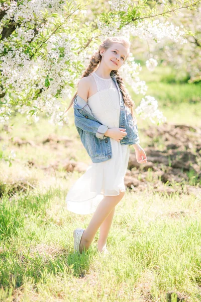 Ładna Dziewczyna Blond Włosami Białą Sukienkę Wiosnę Bujny Ogród — Zdjęcie stockowe