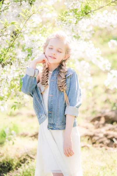 Милая Девушка Светлыми Волосами Белом Сарафане Весной Пышном Саду — стоковое фото