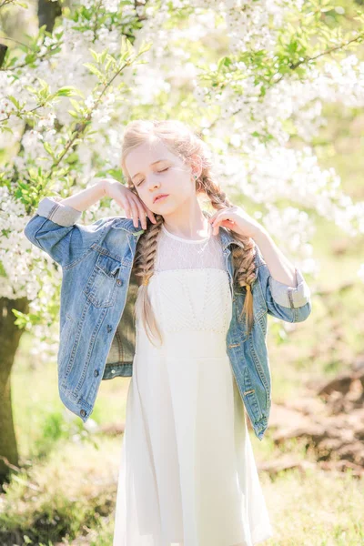 Aranyos Lány Szőke Haj Fehér Sundress Tavaszán Egy Buja Kertben — Stock Fotó
